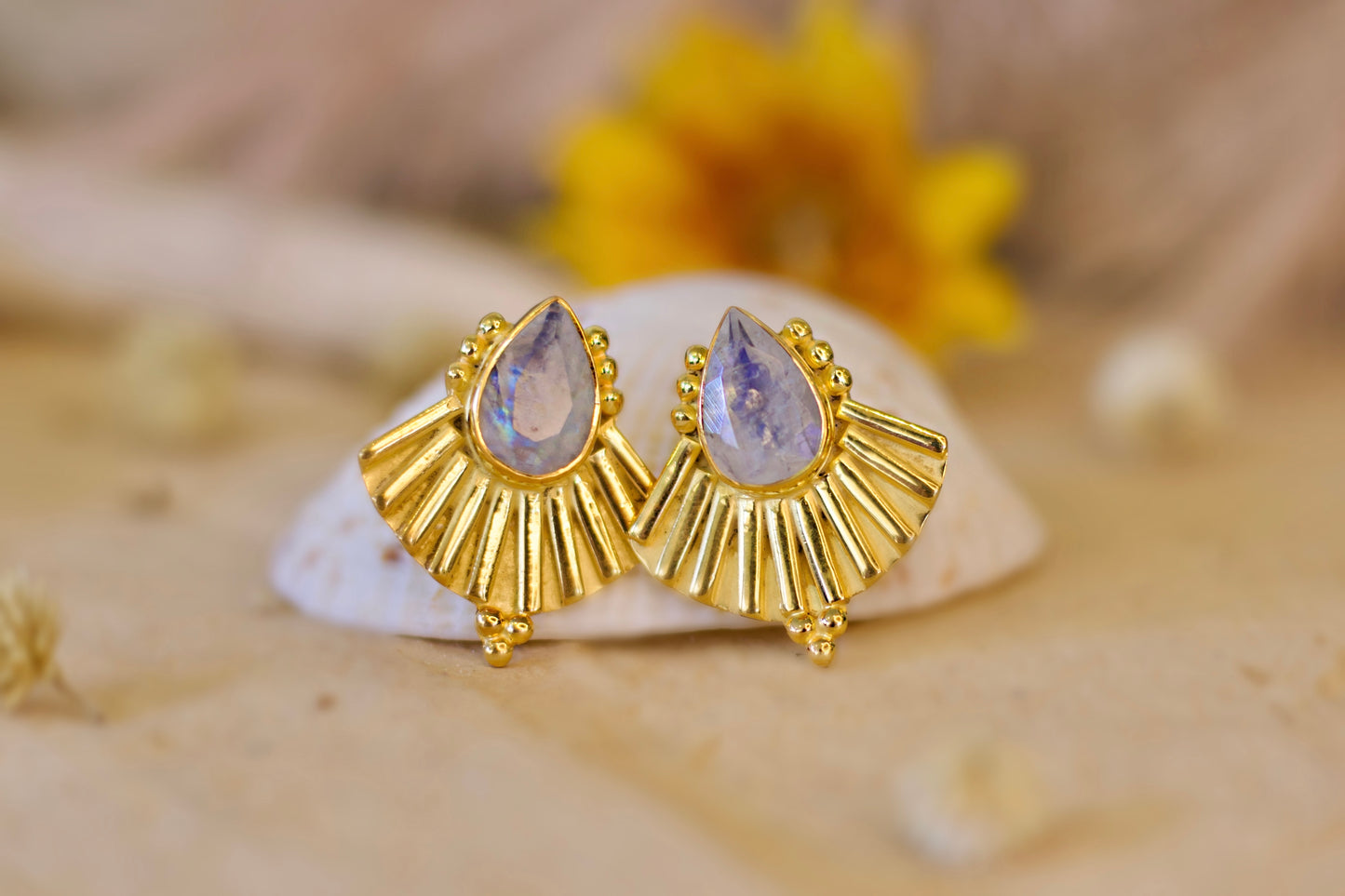 Star burst  moonstone 18k